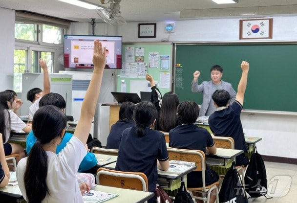 성남시청소년재단이 게임인재단·온율과 함께 9월11일까지 태평중학교 1학년 195명을 대상으로 디지털 법률교육을 진행 중이다.&#40;성남시청소년재단 제공&#41;/