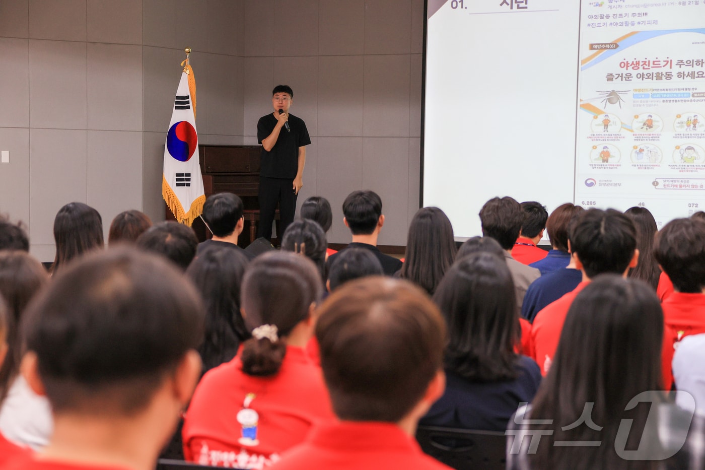 30일 전북자치도 진안군이 군청 강당에서 ‘충주시 홍보맨’으로 알려진 김선태 주무관을 초청해 적극행정 관련 교육을 실시하고 있다.&#40;진안군제공&#41;2024.8.30/뉴스1