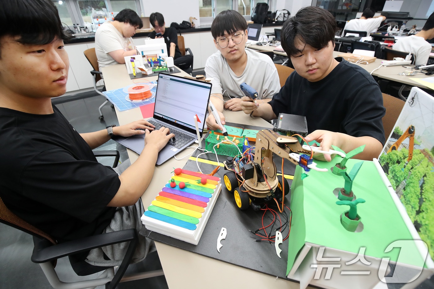 30일 대구 남구 영남이공대 공학기술교육혁신센터에서 열린 &#39;산업체 수요특화형 IoT &#40;사물인터넷&#41;+3D 교육&#39;에 참여한 학생들이 로봇팔을 이용한 스마트팜을 제작하고 있다. 2024.8.30/뉴스1 ⓒ News1 공정식 기자