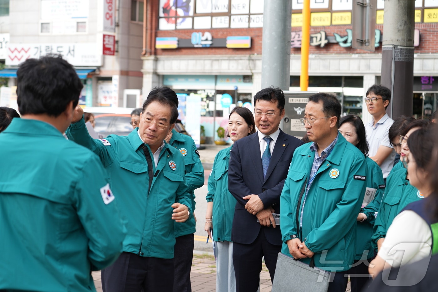 하윤수 부산시교육감이 30일 부산 금정초와 온천초 인근 통학로에서 안전점검을 실시하고 있다.&#40;부산시교육청 제공&#41;