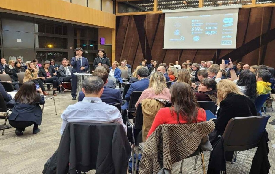 프랑스 정부주도‘온라인아동보호프로젝트(COPL)’고위급 회의에서 방심위 디지털성범죄심의국장이 발언하고 있다.(방심위 제공)