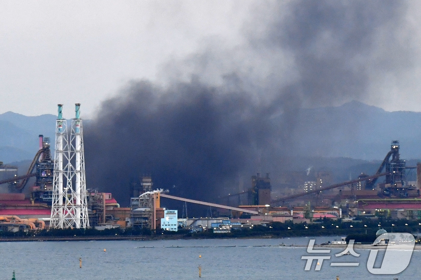31일 오후 6시45분쯤 포스코 포항제철소에서 검은 연기가 피어오르고 있다. 포스코 관계자는 "설비 이상으로 검은 연기가 발생하고 있으며 화재는 아니다"라고 밝혔다. 2024.8.31/뉴스1 ⓒ News1 최창호 기자