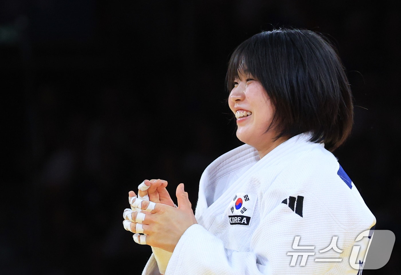 대한민국 유도대표팀 허미미가 4일&#40;한국시간&#41; 프랑스 파리 샹 드 마르스 아레나에서 열린 2024 파리올림픽 유도 혼성 단체 동메달 결정전 독일 폴린 스타크와의 경기를 승리한 후 기뻐하고 있다. 2024.8.4/뉴스1 ⓒ News1 박정호 기자