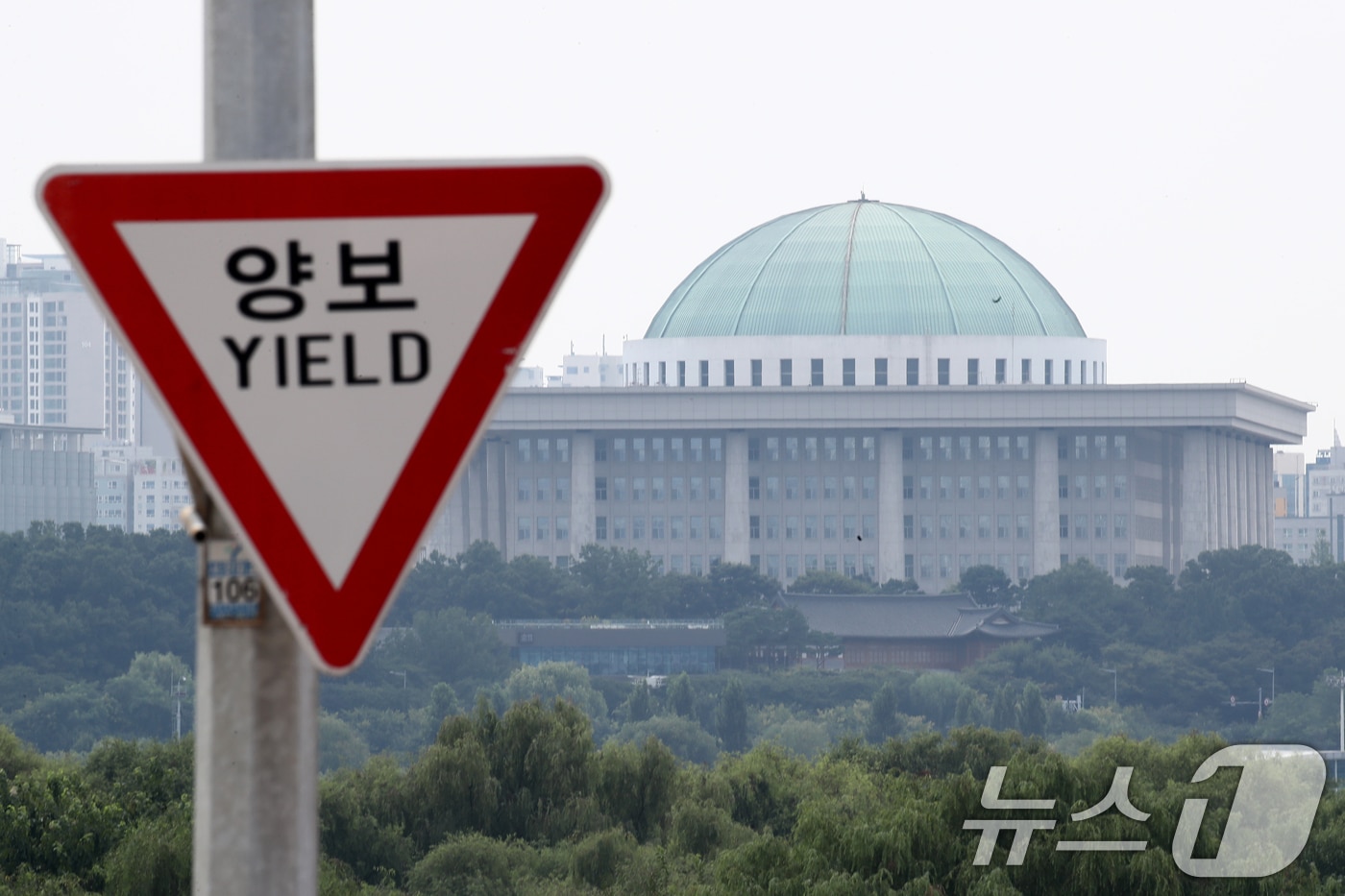 여야간 양보 없는 도돌이표 정쟁이 이어지고 있는 4일 서울 마포구 서강대교 교통표지판 뒤로 국회의사당이 보이고 있다. 2024.8.4/뉴스1 ⓒ News1 이광호 기자