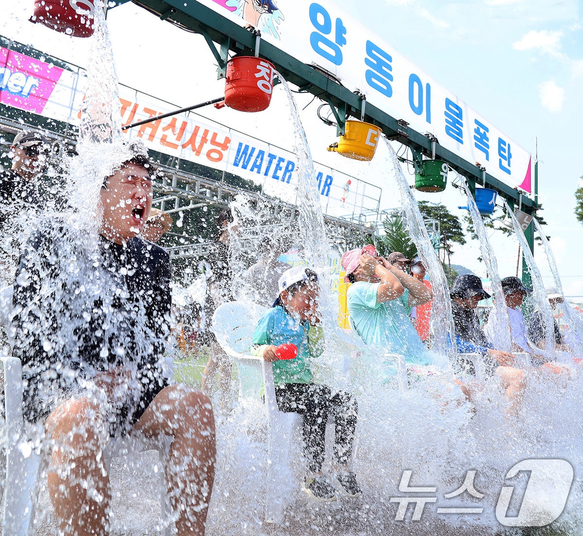 연일 폭염이 이어지고 있는 가운데 4일 오후 강원도 평창군 대화면 땀띠공원 일원에서 열린 ‘2024 평창더위사냥축제’를 찾은 피서객들이 냉천수 물양동이 폭포를 즐기며 더위를 식히고 있다. (평창군 제공) 2024.8.4/뉴스1 ⓒ News1 박지혜 기자