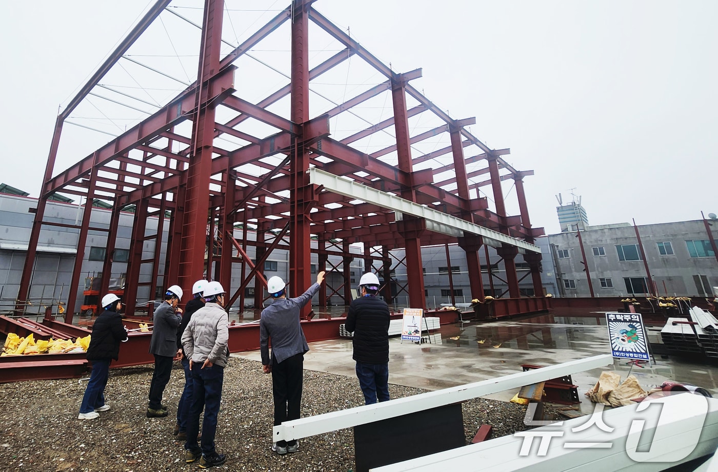 광주시는 건축물 안전관리 업무의 전문성 확보를 위해 16일까지 건축안전자문단 100명을 모집한다. 건축안전자문단 활동 모습.(광주시 제공)/뉴스1 