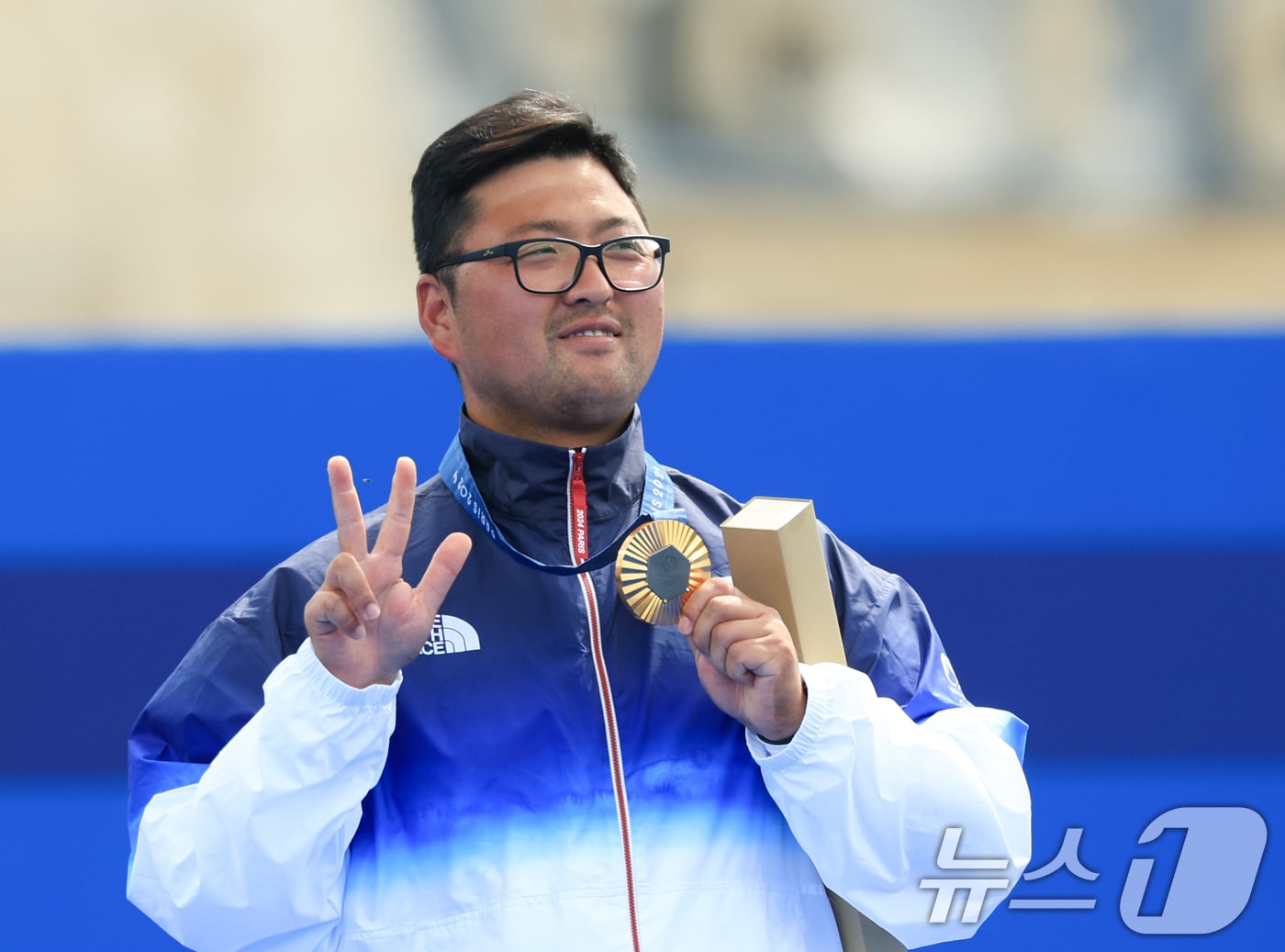 대한민국 남자 양궁 대표팀 김우진 선수가 4일 오후&#40;한국시간&#41; 프랑스 파리 앵발리드에서 2024 파리올림픽 남자 양궁 개인전 시상식에서 금메달을 들어보이고 있다. 2024.8.4/뉴스1 ⓒ News1 박정호 기자