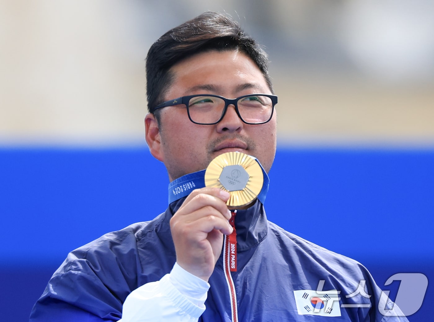 대한민국 남자 양궁 대표팀 김우진 선수가 4일 오후&#40;한국시간&#41; 프랑스 파리 앵발리드에서 2024 파리올림픽 남자 양궁 개인전 시상식에서 메달을 들어보이고 있다. 2024.8.4/뉴스1 ⓒ News1 박정호 기자