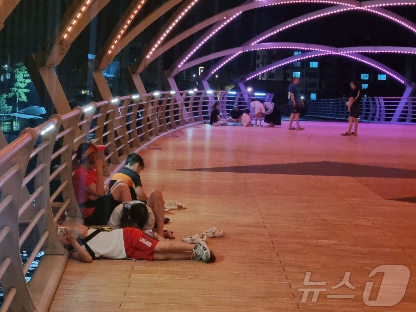 강릉 남항진 솔바람다리에서 시민들이 무더위를 식히고 있다. (뉴스1 DB) ⓒ News1 윤왕근 기자