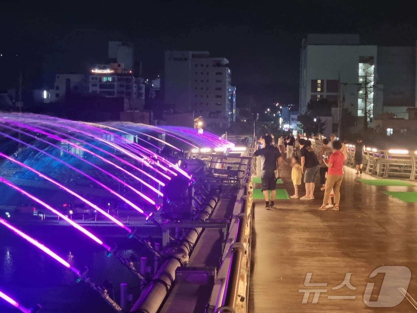 기사 이해를 돕기 위핸 2024년 여름 강릉 월화교 음악분수쇼 자료 사진으로 기사 내용과 직접 관련 없음. ⓒ 뉴스1