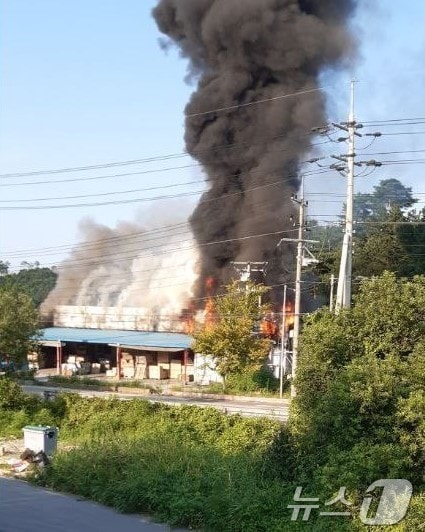 여주 도자기 공장 화재 현장.&#40;경기도소방재난본부 제공&#41;