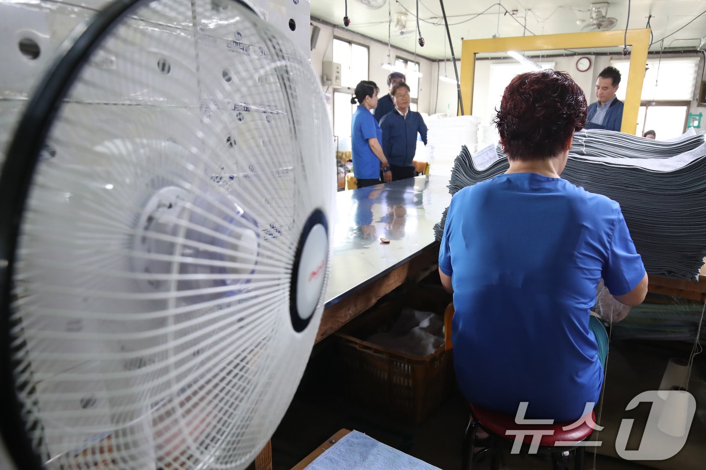 폭염특보가 내린 대전 대덕구 산업단지 내 한 사업장에서 근로자들이 선풍기에 의지한 채 작업을 하고 있다. /뉴스1 ⓒ News1 김기태 기자