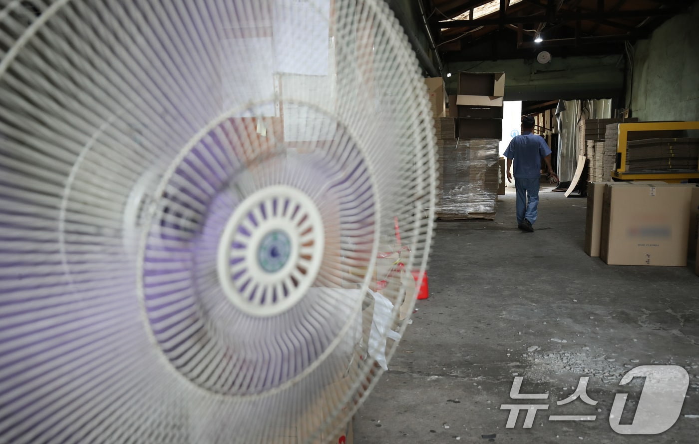 3일 폭염특보가 내려진 대전·충남은 내륙을 중심으로 최고체감온도가 33~35도 이상으로 올라 매우 더울 것으로 예보됐다. 대전 대덕구 산업단지 내 한 사업장에서 근로자들이 선풍기에 의지한 채 작업을 하고 있다. /뉴스1 ⓒ News1 김기태 기자