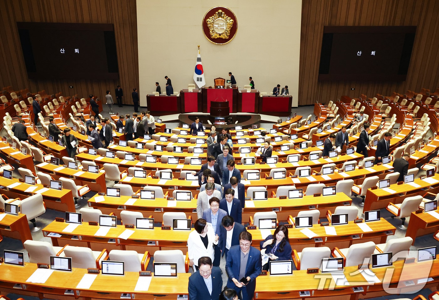 더불어민주당 등 야당 의원들이 5일 오후 서울 여의도 국회에서 열린 제417회 국회&#40;임시회&#41; 제1차 본회의가 산회하자 회의장을 나가고 있다. 2024.8.5/뉴스1 ⓒ News1 김민지 기자