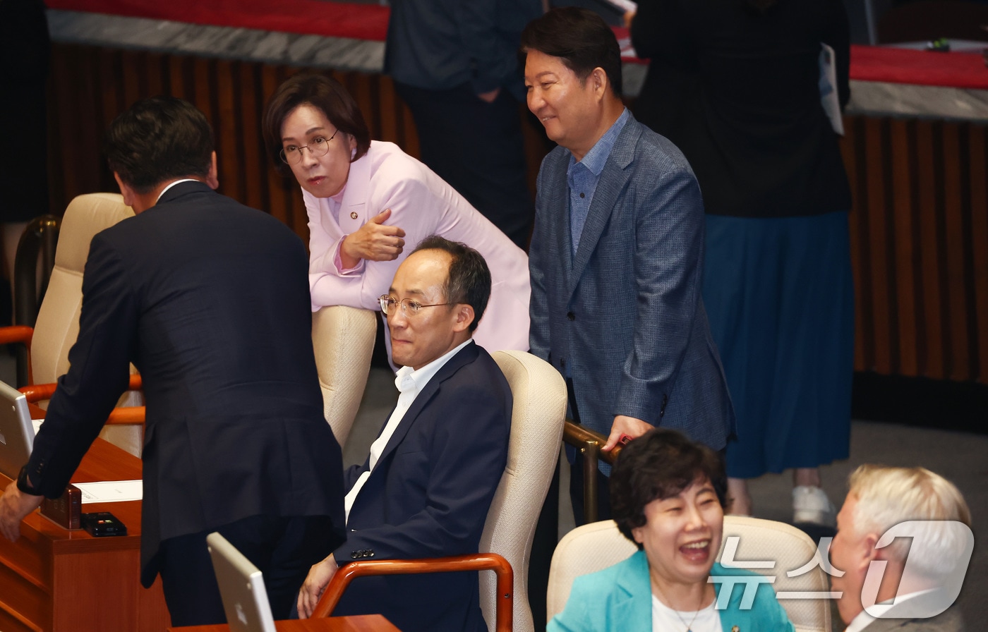 국민의힘 대구시당위원장 선출이 국회의원 선수와 나이순으로 합의 추대하는 관례를 깨고 사상 처음으로 경선으로 치러진다. 사진은 9일 후보 등록을 마친 이인선 의원과 권영진 의원. 뉴스1 ⓒ News1 자료 사진