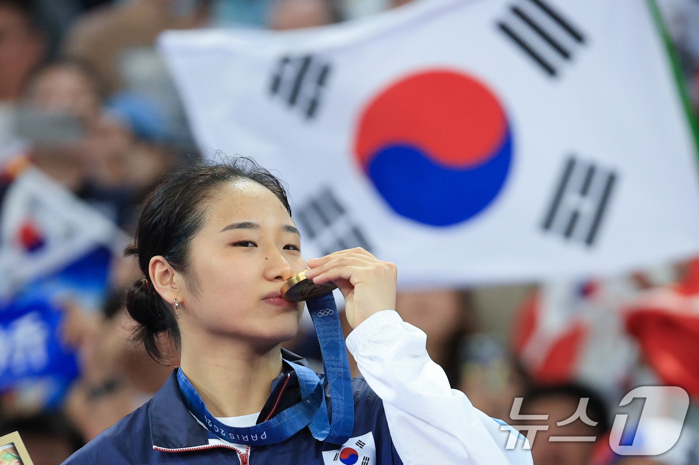 대한민국 배드민턴 대표팀 안세영이 5일 오후&#40;한국시간&#41; 프랑스 파리 라 샤펠 아레나에서 열린 2024 파리올림픽 배드민턴 여자 단식 시상식에서 금메달에 입을 맞추고 있다. 2024.8.5/뉴스1 ⓒ News1 박정호 기자