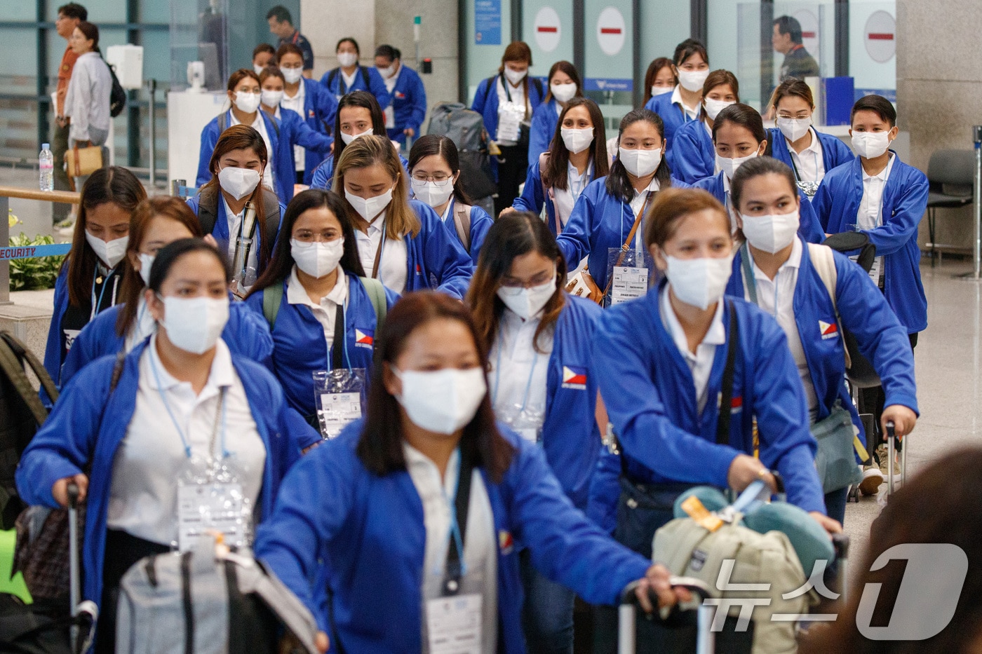 외국인 가사관리사 시범사업에 참여하는 필리핀 노동자들이 7일 오전 인천국제공항을 통해 입국하고 있다. 저출생과 돌봄 공백을 메우기 위해 이날 입국한 100명의 가사도우미는 내년 2월까지 서울시에서 아이 돌보미로 근무한다. 2024.8.6/뉴스1 ⓒ News1 공항사진기자단