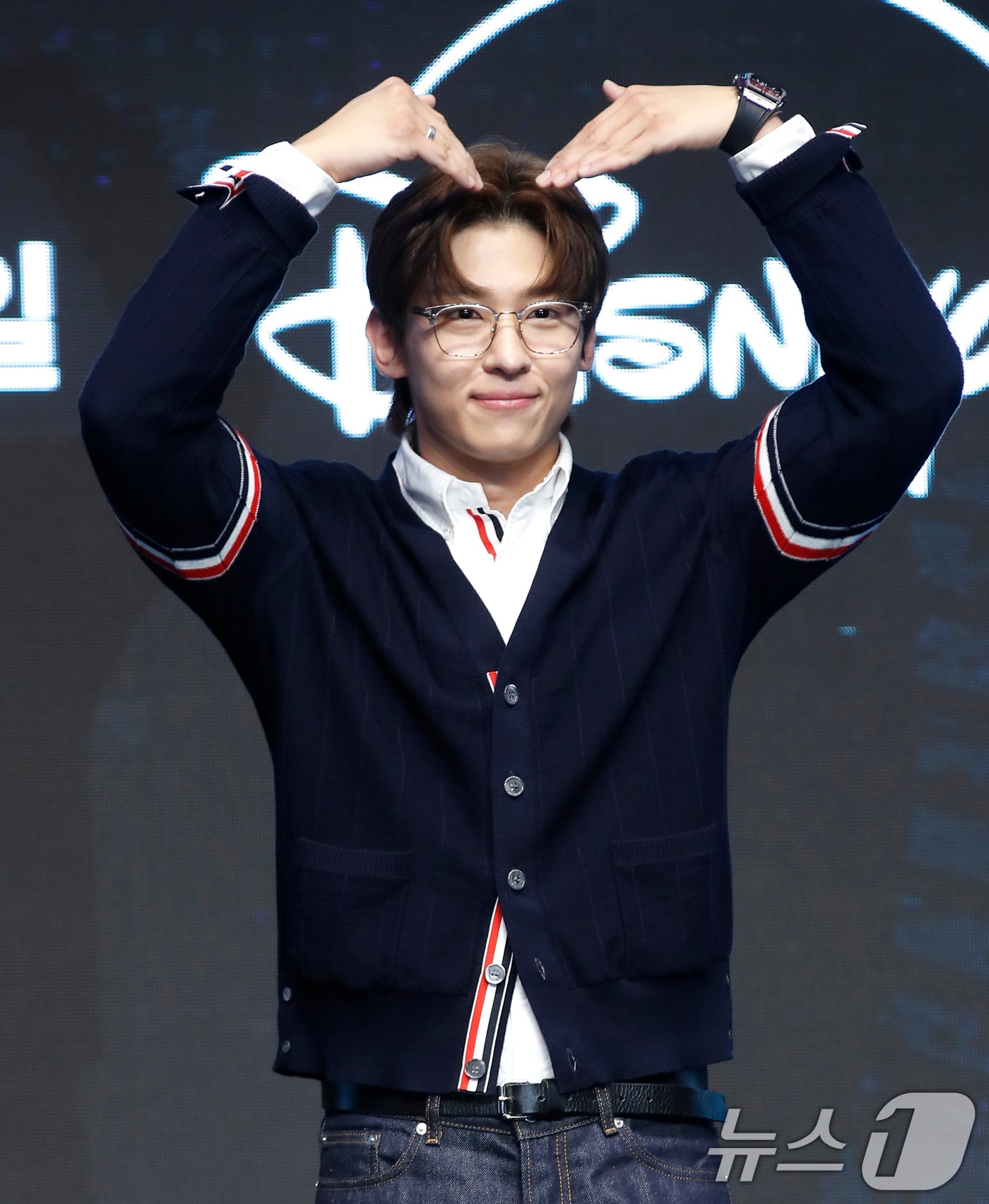 방송인 덱스가 6일 서울 영등포구 콘래드 호텔에서 열린 디즈니+ 오리지널 예능 ‘더 존: 버텨야 산다 시즌3’ 제작발표회에서 포즈를 취하고 있다. ‘더 존: 버터야 산다 시즌3’는 오직 4시간, 끝없는 AI의 공격부터 내 집 마련 전세 대출금 갚기, 선을 넘지 않고 버티기 등 극한의 현실공감 미션을 버티기 위해 더 강력하게 돌아온 ‘존버즈’ 유재석, 권유리, 김동현, 덱스의 ‘도파민 ON’ 버라이어티다. 2024.8.6/뉴스1 ⓒ News1 권현진 기자