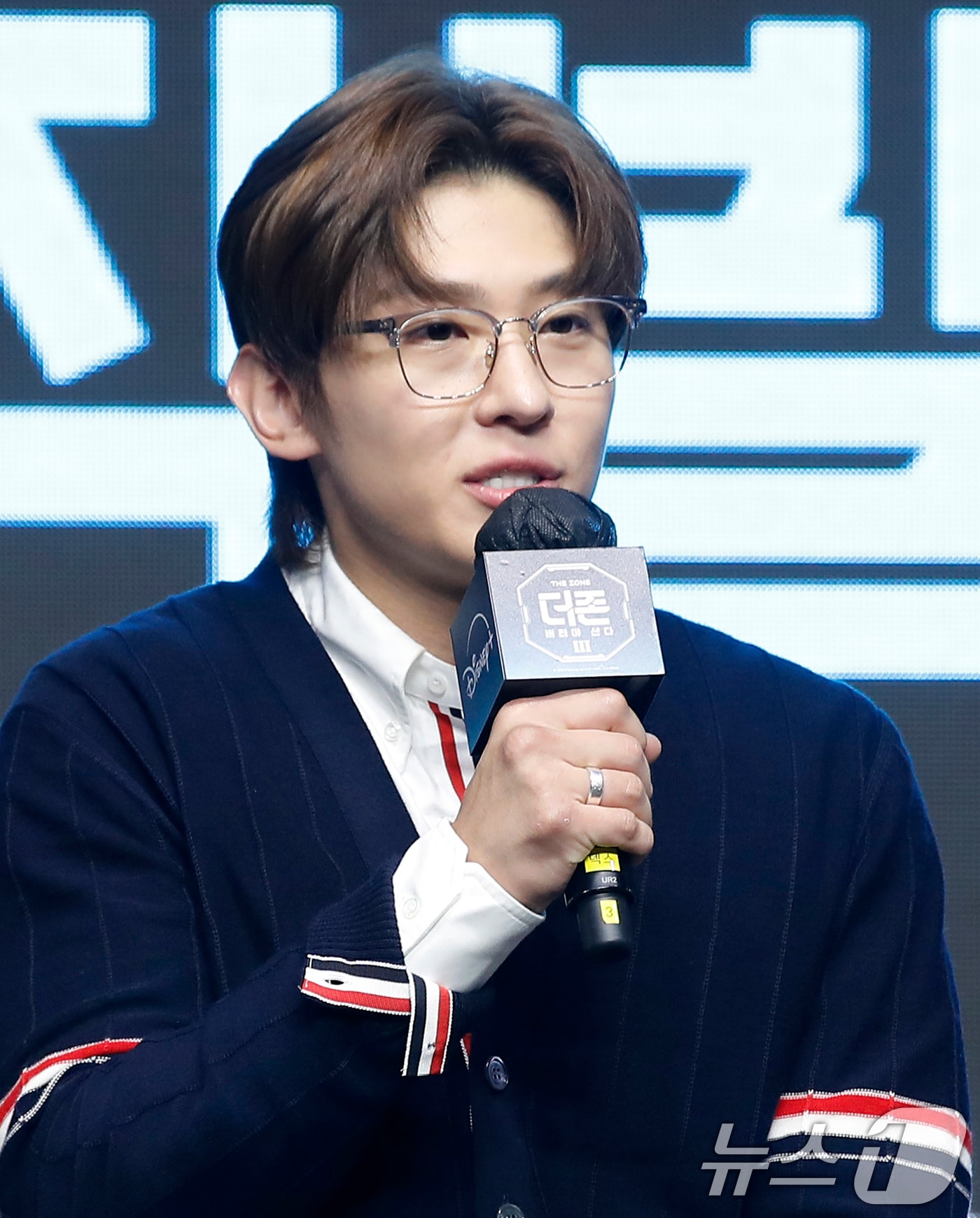 방송인 덱스가 6일 서울 영등포구 콘래드 호텔에서 열린 디즈니+ 오리지널 예능 ‘더 존: 버텨야 산다 시즌3’ 제작발표회에서 인사말을 하고 있다. ‘더 존: 버터야 산다 시즌3’는 오직 4시간, 끝없는 AI의 공격부터 내 집 마련 전세 대출금 갚기, 선을 넘지 않고 버티기 등 극한의 현실공감 미션을 버티기 위해 더 강력하게 돌아온 ‘존버즈’ 유재석, 권유리, 김동현, 덱스의 ‘도파민 ON’ 버라이어티다. 2024.8.6/뉴스1 ⓒ News1 권현진 기자