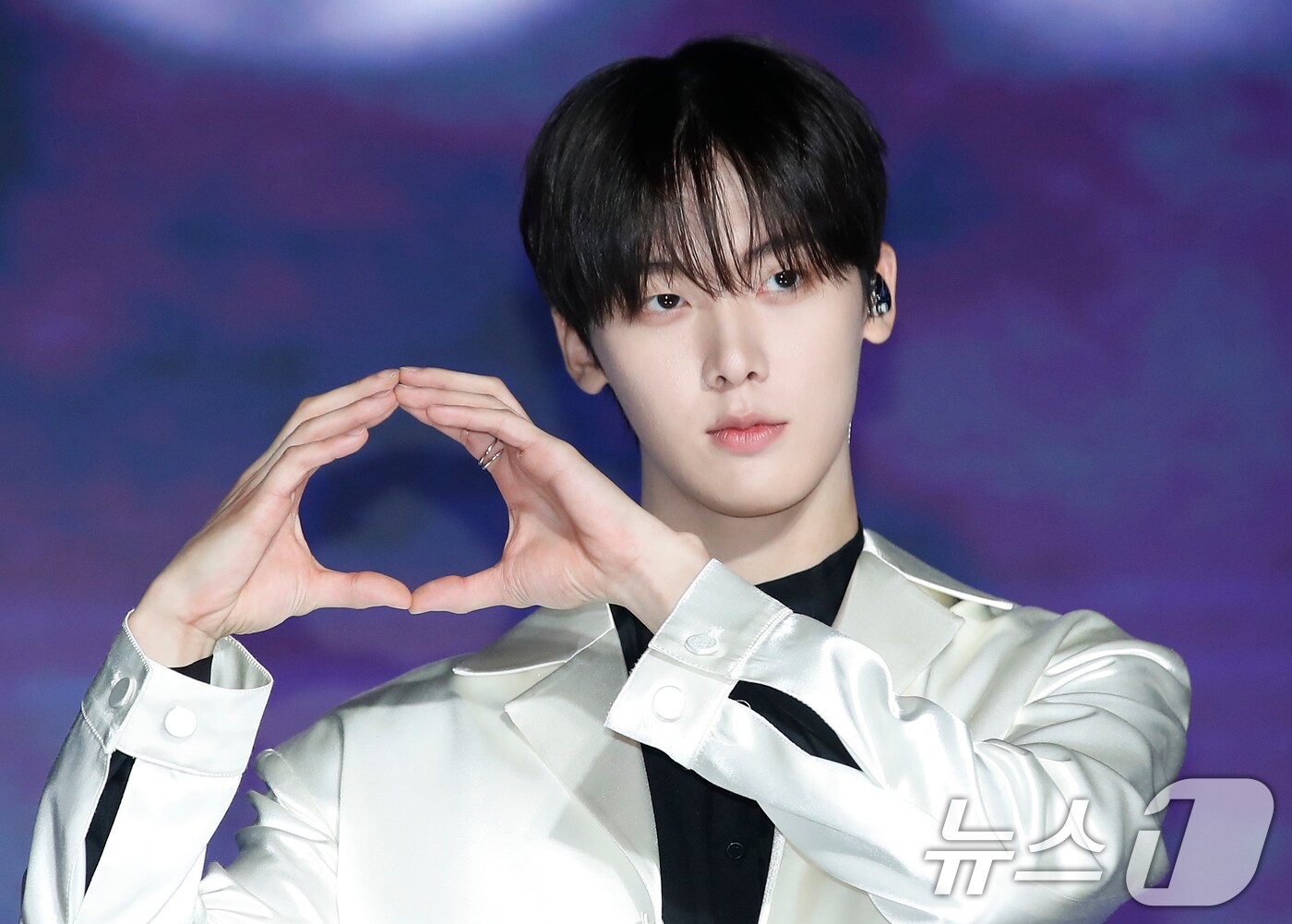 그룹 아스트로(ASTRO) 윤산하가 6일 오후 서울 중구 반얀트리 클럽 앤 스파 서울에서 진행된 첫 솔로 미니앨범 '더스크'(DUSK) 발매 기념 쇼케이스에서 포즈를 취하고 있다. 2024.8.6/뉴스1 ⓒ News1 권현진 기자