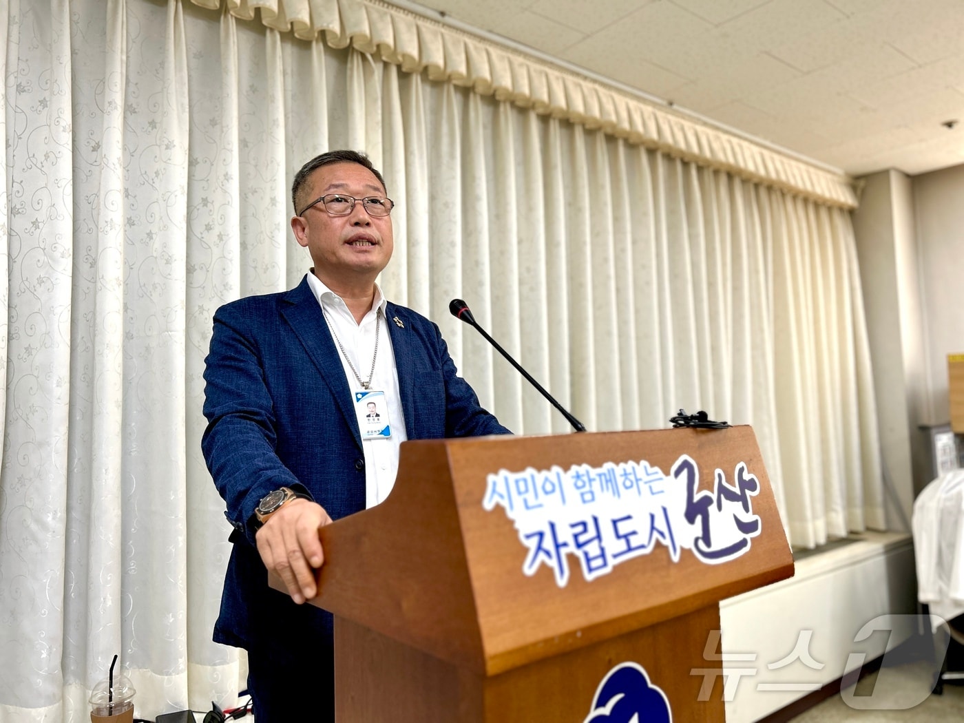 한경봉 군산시의회 의원이 6일 군산시청 브리핑룸에서 기자회견을 갖고 군산시민발전 대표이사 후보자에 대한 인사청문회 결과에 대해 시의회를 각성을 촉구하고 있다. 2024.8.6/뉴스1