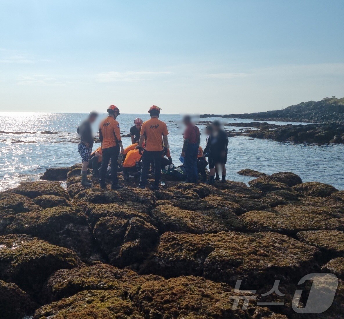 지난 6일 오후 4시58분 쯤 제주 서귀포시 대정읍 신도리 해안가에서 60대 여성 A씨가 바다에 빠져 구조됐다.(제주소방안전본부 제공)