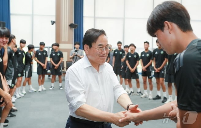 서거석 전북특별자치도교육감이 7일 전북현대모터스FC 유스팀 전북현대U18전주영생고등학교 선수들을 초청해 격려와 축하의 말을 건네고 있다. 영생고는 최근 열린 ‘2024 GROUND.N K리그 챔피언십’ 에서 우승을 차지한 바 있다.&#40;전북교육청 제공&#41;/뉴스1