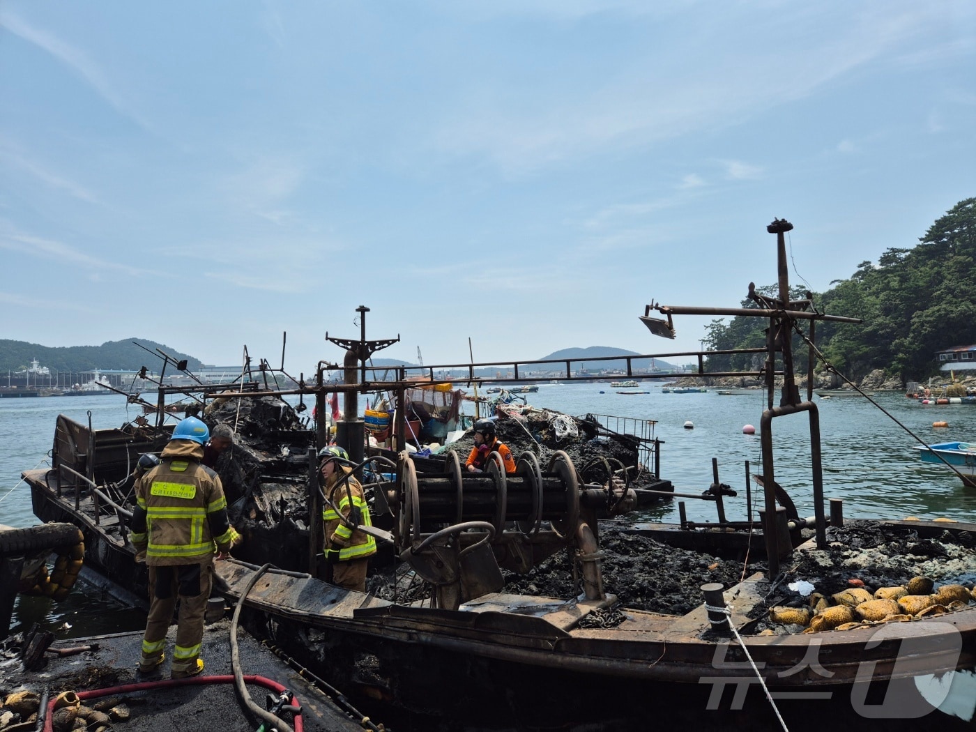 8일 부산 사하구 다대동 낫개방파제 화재 현장.(부산소방재난본부 제공)