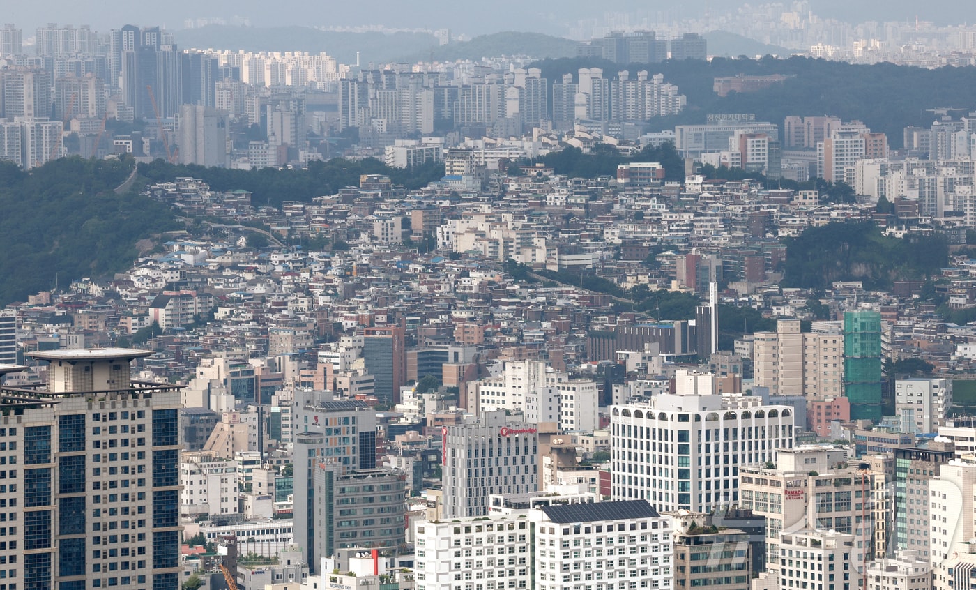 서울 중구 남산에서 바라본 도심 아파트 단지와 빌라촌. &#40;뉴스1 DB&#41; /뉴스1