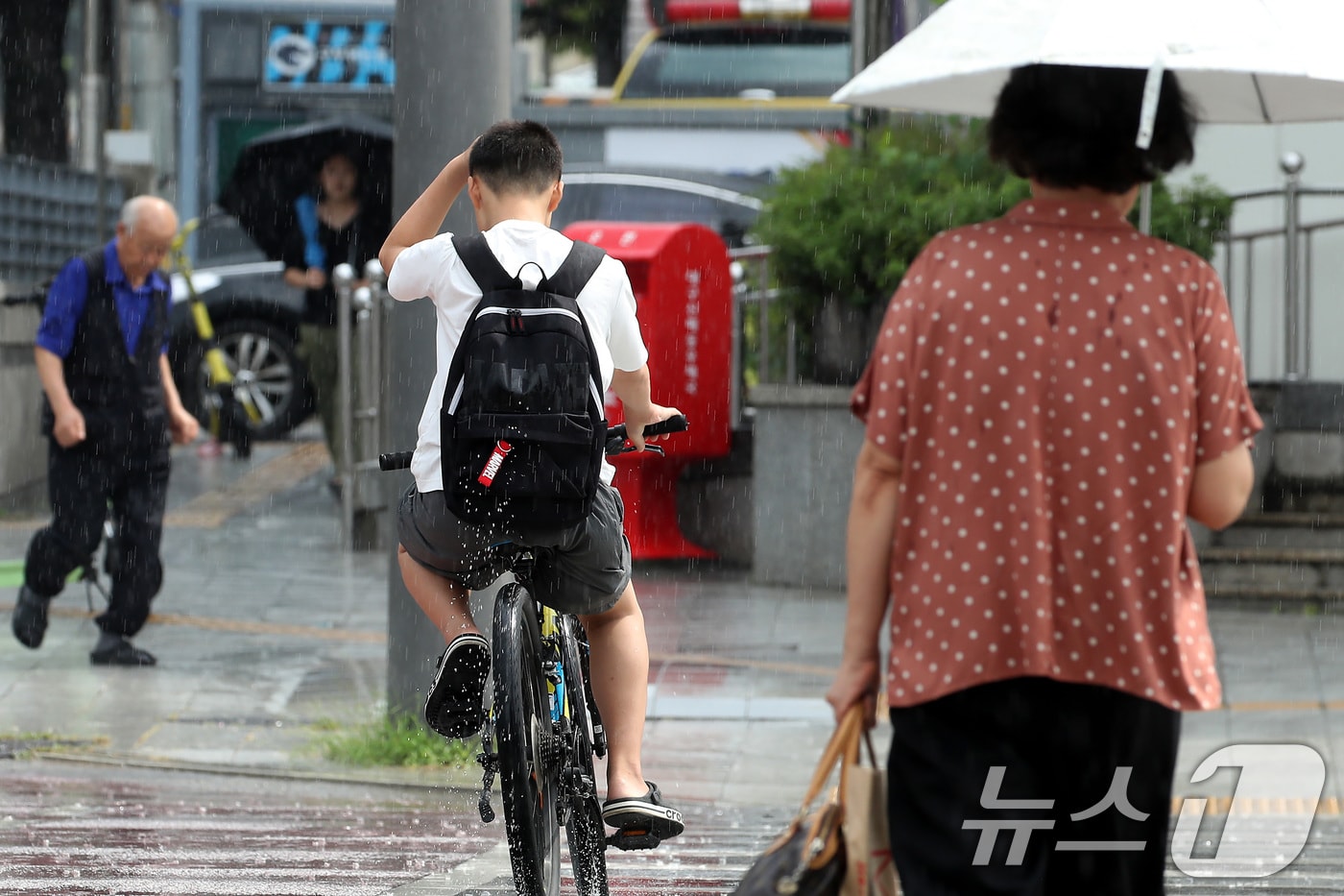기사 이해를 돕기 위한 폭염 속 소나기가 내리는 지역의 자료 사진으로, 기사 내용과 직접 관련 엾음. ⓒ News1