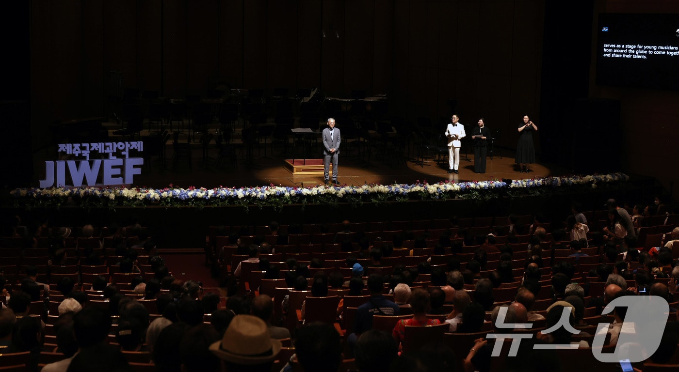 유인촌 문화체육관광부 장관이 8일 제주 제주시 제주아트센터에서 열린 제주국제관악제 개막 연주회에 참석해 격려사를 하고 있다. (문체부 제공)2024.8.8/뉴스1