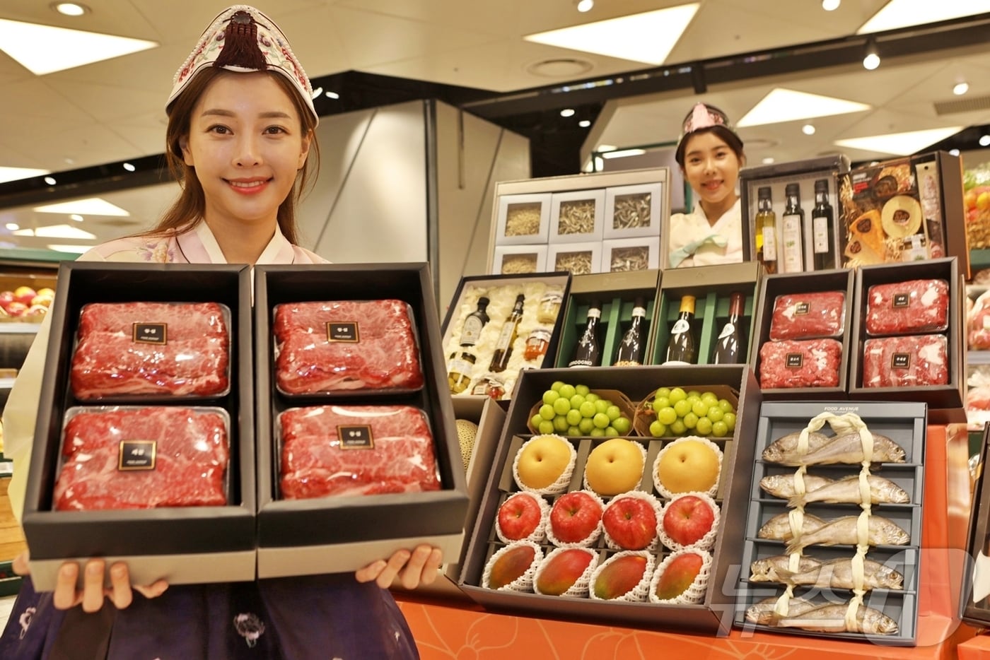 롯데백화점 대구점과 상인점이 오는 25일까지 추석 선물을 예약 판매한다. 롯데백화점 직원이 한복을 입고 추석 선물세트를 들어 보이고 있는 모습.(롯데백화점 제공)