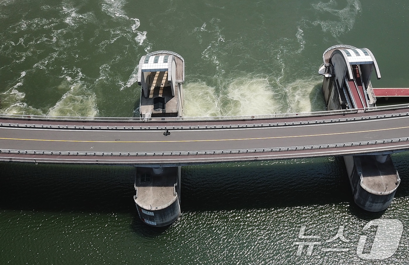 대구환경청은 24일 오후 3시를 기해 낙동강 강정고령 지점의 조류경보를 &#39;경계&#39; 단계에서 &#39;관심&#39; 단계로 하향 발령한다고 밝혔다. 사진은 지난해 8월 낙동강 강정고령보. 2024.8.9/뉴스1 ⓒ News1 공정식 기자