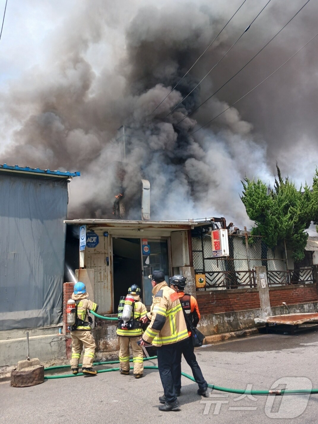 9일 낮 12시29분쯤 인천시 남동구 논현동의 연면적 2400m&sup2;, 2층짜리 금속연마공장에서 불이 났다.(인천소방본부 제공)2024.8.9/뉴스1 ⓒ News1 박소영 기자