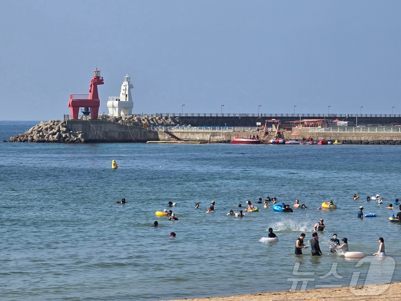 이호테우 해변에서 시민들이 더위를 피해 해수욕을 즐기고 있다. 2024.8.9/뉴스1 ⓒ News1 황덕현 기후환경전문기자