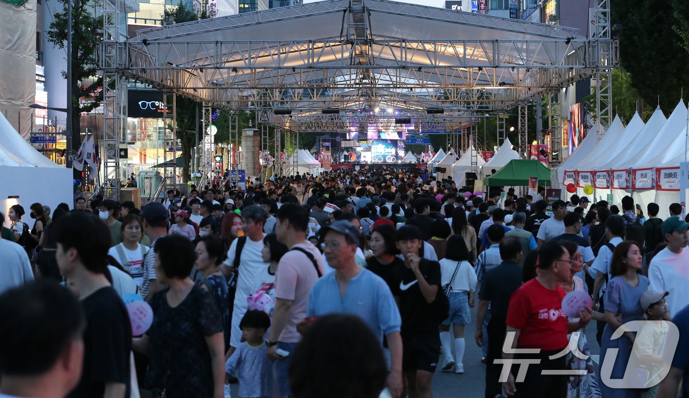 다음 달 8일 열리는 ‘0시 축제’를 앞두고 대전시가 안전관리 체계 구축에 나선다. 지난해 열린 대전 0시축제에서 시민들이 축제를 즐기고 있다. /뉴스1 ⓒ News1 김기태 기자