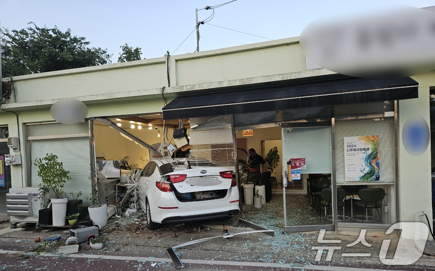 지난 8월 31일 오후 6시 32분쯤 전남 나주시 동강면 월양리의 한 카페에 승용차가 돌진하는 사고가 발생했다. 사진은 사고 직후 모습.(독자 제공) 2024.9.1/뉴스1 ⓒ News1 이수민 기자