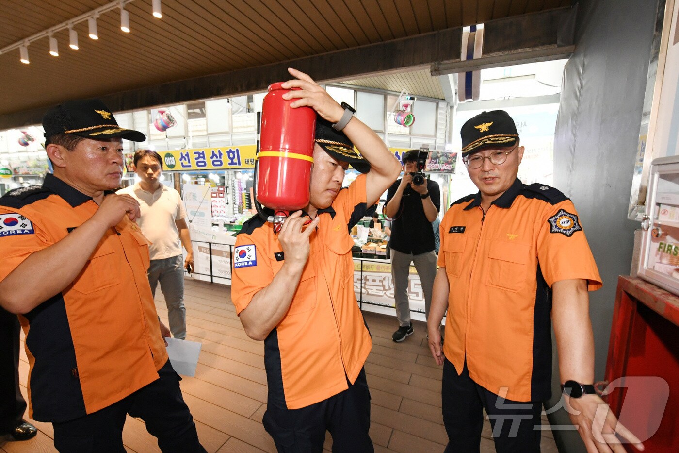허석곤 소방청장이 9일 오후 대전 중구 태평전통시장을 방문, 추석명절 특별 화재안전 점검을 하며 시장에 비치된 소화기를 직접 점검하고 있다.(소방청 제공)2024.9.10/뉴스1