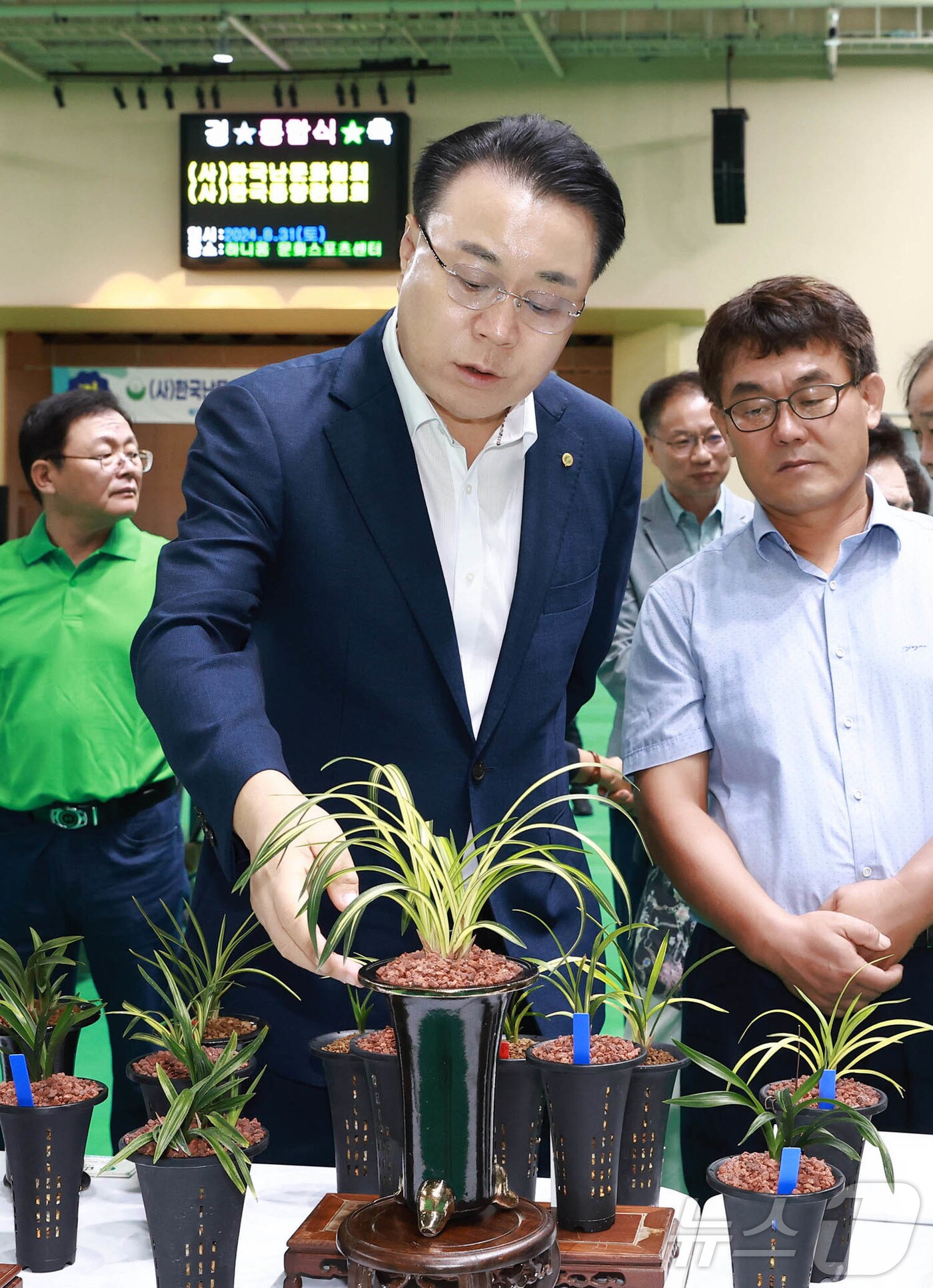 구복규 화순군수(왼쪽 두번째) 화순 난 명품 박람회 출품작을 살펴보고 있다. ⓒ News1