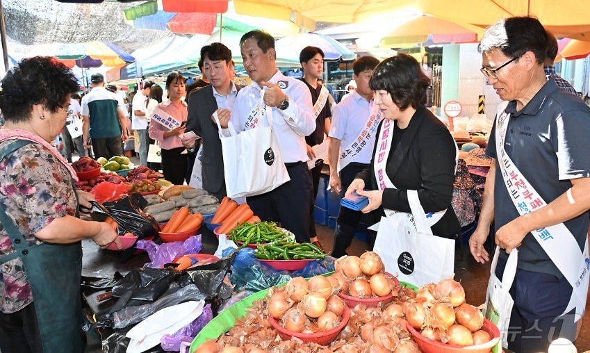 강원 평창군이 10일 평창 전통시장에서 장보기 행사를 진행하는 모습. &#40;평창군 제공&#41; 2024.9.10/뉴스1