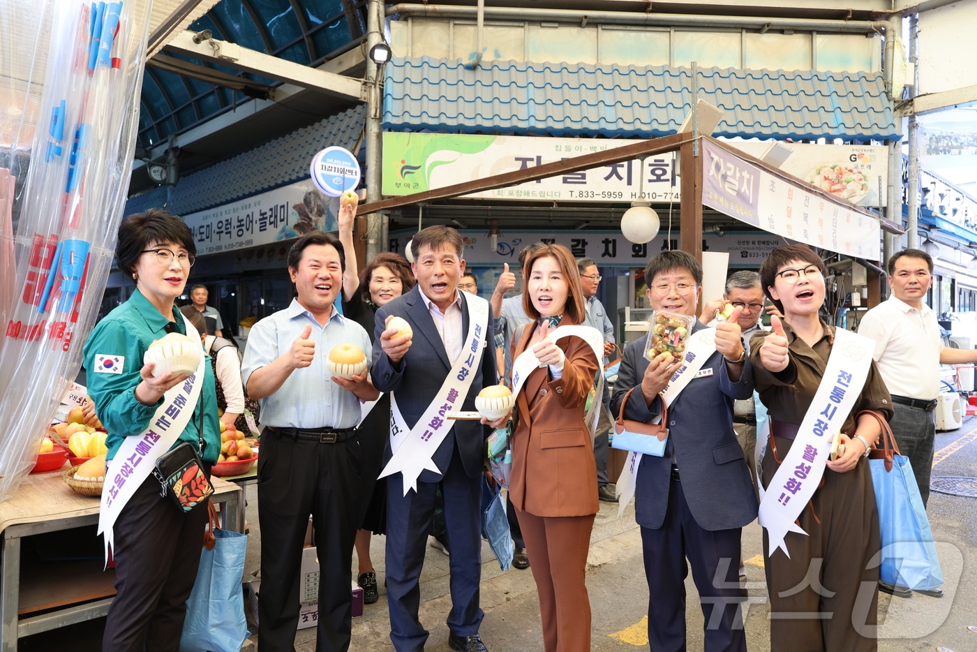 박정현 부여군수&#40;왼쪽 두 번째&#41;와 김영춘 부여군의회 의장&#40;〃세 번째&#41; 등이 10일 전통시장 이용 촉진 캠페인을 전개하고 있다. &#40;부여군의회 제공&#41; /뉴스1