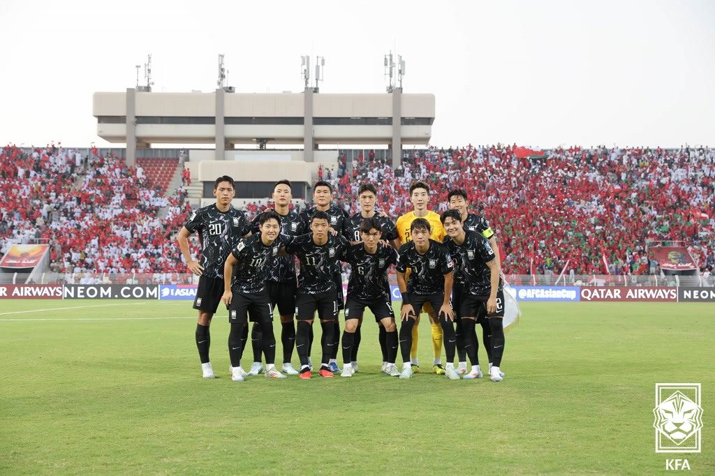 10일 &#40;한국시간&#41; 오만 무스카트의 술탄카부스 경기장에서 열린 오만과의 2026 국제축구연맹&#40;FIFA&#41; 북중미 월드컵 아시아지역 3차 예선 B조 조별리그 2차전 대한민국과 오만의 경기에 앞서 대한민국 선수들이 기념촬영을 하고 있다. &#40;대한축구협회 제공&#41; 2024.9.10/뉴스1