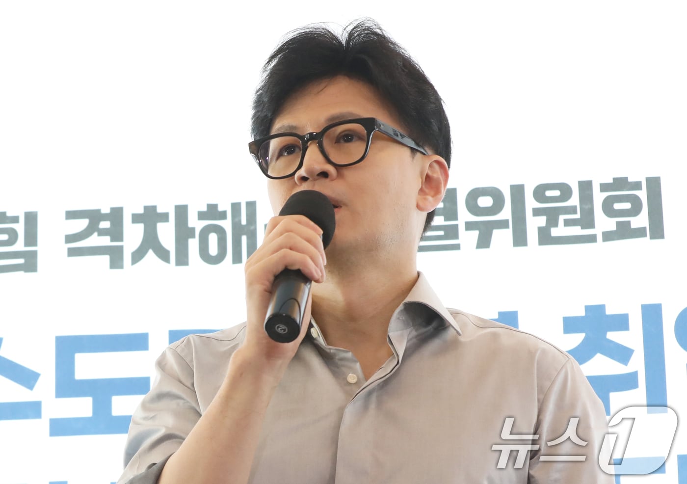 한동훈 국민의힘 대표가 11일 부산 금정구 부산대학교 인근 한 카페에서 &#39;수도권-비수도권 청년 취업격차 대책 마련 대학생 간담회&#39;를 하고 있다. 2024.9.11/뉴스1 ⓒ News1 윤일지 기자