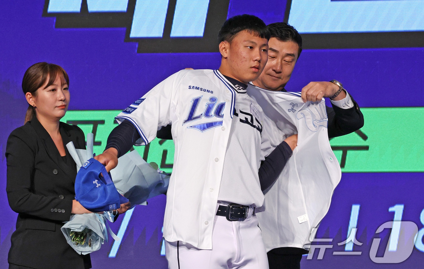 11일 오후 서울 송파구 롯데호텔 월드에서 열린 ‘2025 KBO 신인 드래프트’에서 삼성 1라운드 3순위로 지명된 배찬승&#40;대구고&#41;이 삼성 이종열 단장으로부터 유니폼을 받고 있다. 2024.9.11/뉴스1 ⓒ News1 장수영 기자