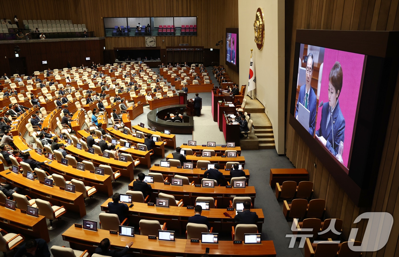 한덕수 국무총리가 11일 오후 서울 여의도 국회에서 열린 제418회국회&#40;정기회&#41; 제6차 본회의에서 이언주 더불어민주당 의원의 경제분야 대정부질문에 답변하고 있다. 2024.9.11/뉴스1 ⓒ News1 김민지 기자