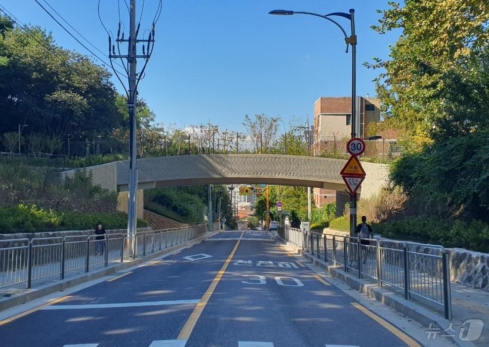 동작구 국사봉 생태육교. &#40;동작구 제공&#41;ⓒ 뉴스1