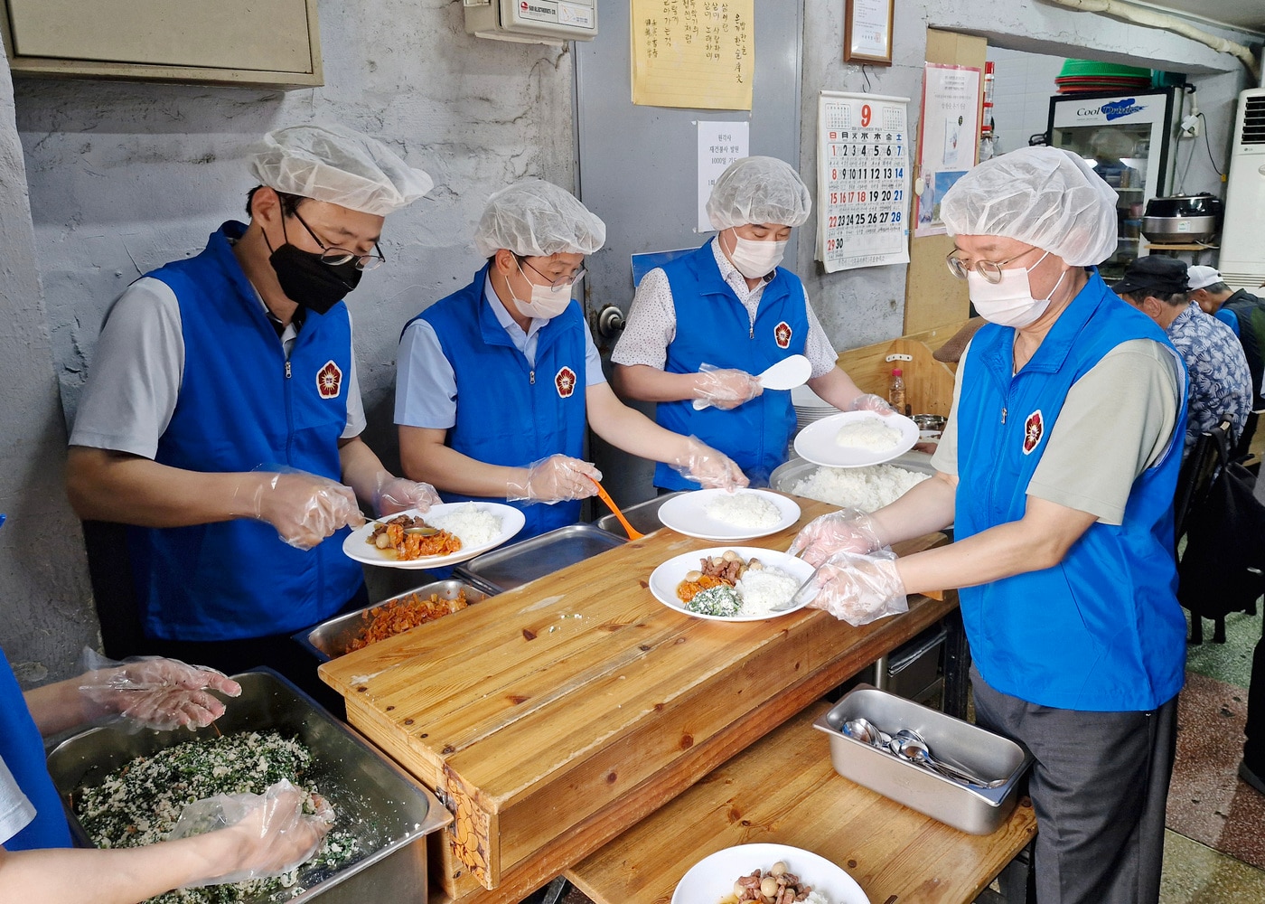 김형주 헌법재판소 재판관&#40;사진 맨 왼쪽&#41;과 김정원 사무처장&#40;맨 오른쪽&#41;이 직원들과 함께 서울 종로구 탑골공원 옆 원각사 무료급식소에서 배식 봉사를 하고 있다. &#40;헌법재판소 제공&#41;