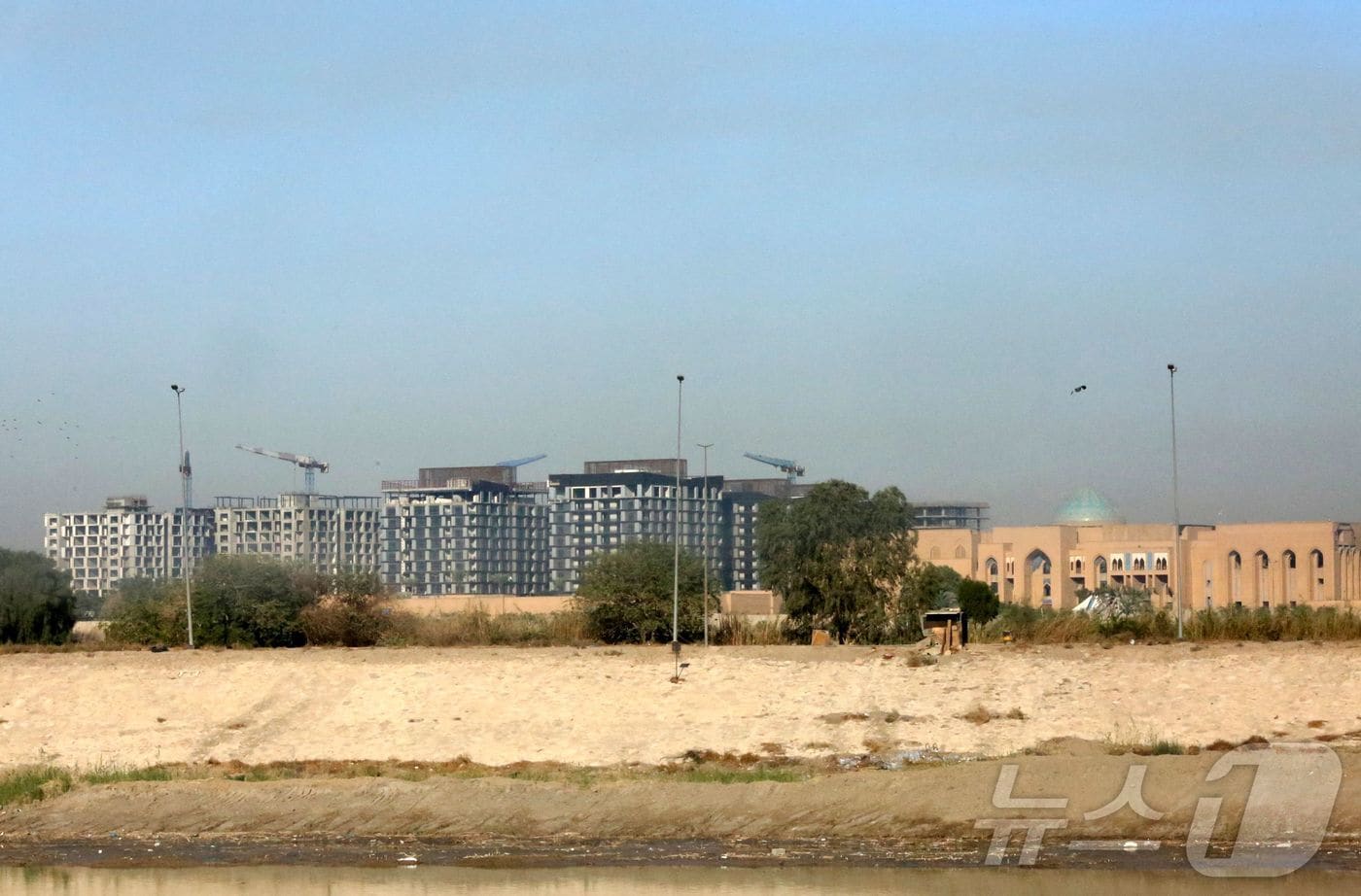 이라크 바그다드의 그린존에 미국 대사관과 이라크 정부 건물들이 세워져 있다. 2021.12.19/ ⓒ AFP=뉴스1