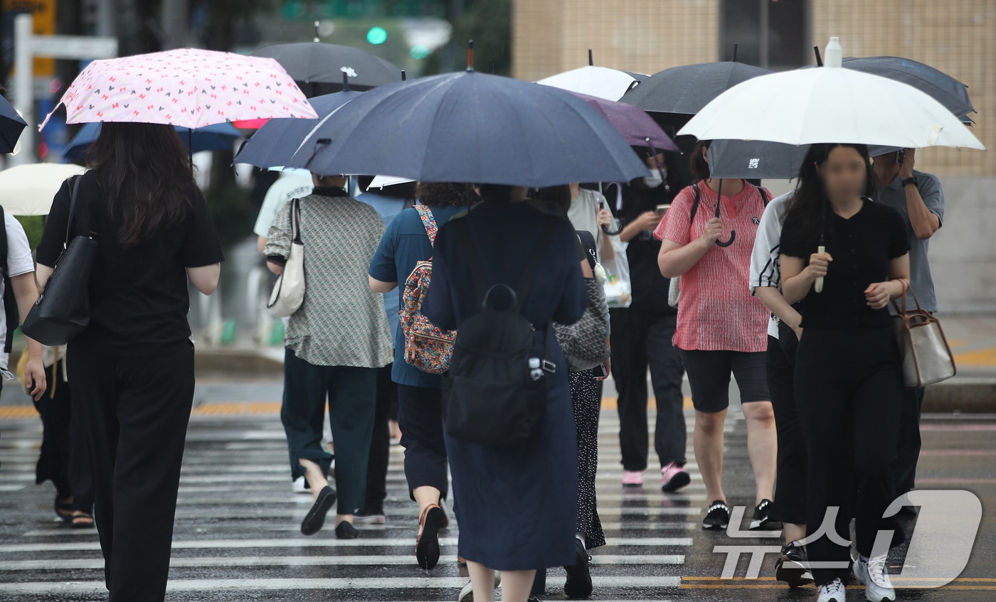 추석 연휴를 앞두고 가을비가 내린 12일 오전 서울 광화문네거리에서 시민들이 우산을 쓰고 출근길에 나서고 있다. 기상청에 따르면 전국 대부분 지역에 비가 내리면서 9월 이례적 폭염도 한풀 꺾일 것으로 전망된다. 2024.9.12/뉴스1 ⓒ News1 임세영 기자