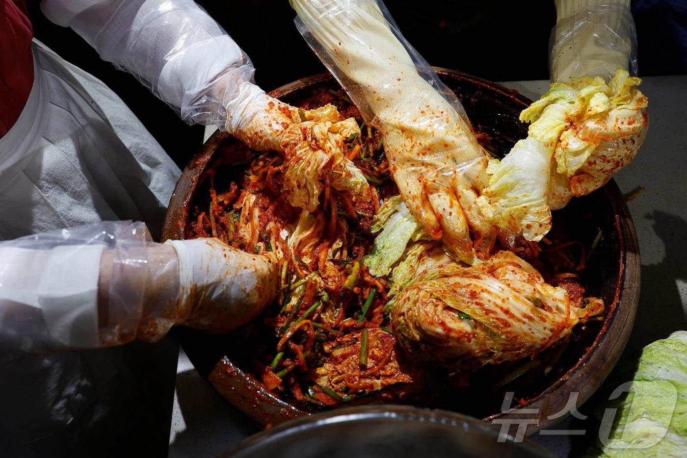 한국을 상징하는 음식 김치가 위기에 처했다. 사진은 김치 담그는 모습. <자료사진> ⓒ 로이터=뉴스1